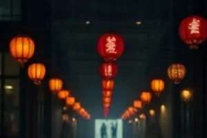 《逆风十级》狂风中海堤浪花剧照