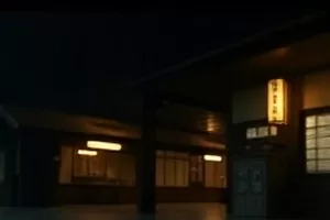 《雪线之上》登山队在雪脊结组前行剧照